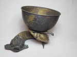 Floreira em metal amarelo, base em resina na forma de peixe (cabeça em metal). Alt. total 24cm.
