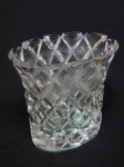 Floreira em cristal, possivelmente Baccarat, lapidado no padrão joalheria. No estado. Alt. 20cm.