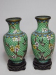 Par de vasos em cloisonné policromado, fundo verde, decoração floral e de pássaros. Bases em madeira. Alts. 19cm.