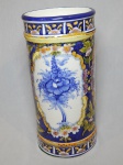 Porta-bengalas em faiança decorado com florais em policromia pintados à mão. Apresenta restauros e craquelados. Alt. 41cm.