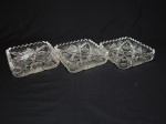 Três petisqueiras em demi-cristal translúcido lapidado decorado com frisos estrelados e denteados. 4 x 15 x 15cm.