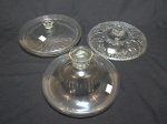 Três tampas para bomboniére ou compoteira em vidro translúcido, modelagem diversa. Diâms. 17, 18 e 19cm.