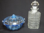 Duas peças em vidro moldado: a) Bomboniére azul. Com bicado na borda. 10 x 18cm. b) Garrafa para whisky, padrão joalheria, tampa facetada, Alt. 21cm.