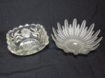 Duas peças: a) Centro de mesa em vidro satiné moldado no feitio floral. 9 x 23cm. b) Saladeira em vidro grosso lapidado com flores e folhagens. Quebrado na borda. 7 x 18 x 18cm.