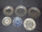 Seis pratos distintos em vidro translúcido moldado, decoração diversa. Maior 20cm, menor 13cm.