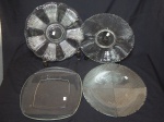 Quatro distintos pratos para bolo em vidro, decoração diversa. Maior 31cm.
