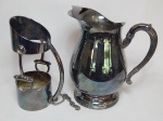 Duas peças em metal espessurado a prata: jarra com aparador de gelo e porta-garrafas. Jarra marcada Wolff. Alts. 23 e 21cm.