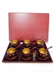 Conjunto para café em laca japonesa na cor esmaltada vermelho escuro, decoração à mão com paisagens típicas. Composto por 6 xícaras, 6 pires, 6 colheres e bandeja. Acondicionado em estojo original. Bandeja 23 x 33cm.