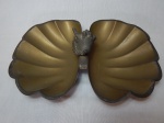 Centro de mesa em metal amarelo, 2 compartimentos no feitio de concha, pega moldada na forma de concha de náutilo. 12 x 35 x 26cm.