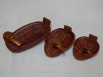 Três cestas confeccionadas em palha de bambu trançada e envernizada na forma de patos. Maior 14 x 27 x17cm.
