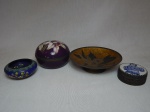 Quatro peças diversas em metal ao gosto oriental: caixa porta-joias, caixinha, miniatura de potiche em cloisonné e prato esmaltado. Prato 4 x 15cm.