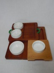Três tábuas para queijos em madeira, porta-molhos em porcelana. Maior 31 x 28cm.