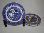 WOODS & SONS - Seis pratos rasos em faiança inglesa, decoração azul e branca no padrão willow. Cerca 1917. Apresenta marcas do tempo, fundo craquelet. Diâm. 23cm.