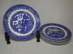 WOODS & SONS - Seis pratos rasos em faiança inglesa, decoração azul e branca no padrão willow. Cerca 1917. Apresenta marcas do tempo, fundo craquelet. Diâm. 23cm.