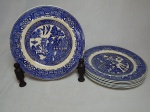 WOODS & SONS - Sete pratos rasos em faiança inglesa, decoração azul e branca no padrão willow. Cerca 1917. Apresenta marcas do tempo, dois com bicado. Diâm. 23cm.