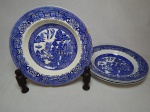 WOODS & SONS - Quatro pratos fundos em faiança inglesa, decoração azul e branca no padrão willow. Cerca 1917. Apresenta marcas do tempo, um com bicado. Diâm. 23cm.