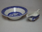 WOODS & SONS - Molheira e saladeira em faiança inglesa, decoração azul e branca no padrão willow. Cerca 1917. Apresenta marcas do tempo e craquelados. 8 x 26 e 9 x 21 x 8cm.