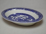 WOODS & SONS - Travessa funda oblonga em faiança inglesa, decoração azul e branca no padrão willow. Cerca 1917. Leves marcas do tempo. 6 x 25 x 18cm.