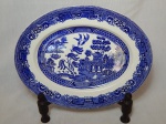 WOODS & SONS - Travessa em faiança inglesa, decoração azul e branca no padrão willow. Cerca 1917. 24 x 30cm.