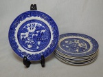 WOODS & SONS - Nove pratos para sobremesa em faiança inglesa, decoração azul e branca no padrão willow. Cerca 1917. Marcas do tempo, craquelados e um com rachado. Diâm. 18cm.