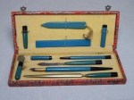 Conjunto para escritório em baquelite verde e preto, acondicionado em estojo original. Total 10 peças. Década de 50. Medidas do estojo 22 x 8cm.