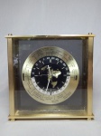 Relógio de mesa à pilha, caixa em metal amarelo escovado e vidro, mostrador em metal amarelo marcando a hora em várias cidades do mundo. Manufatura Seiko, Japan. No estado, não testado e sem garantias de funcionamento. 22 x 22 x 8,5cm.
