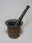 Almofariz e pistilo em bronze. Alt. 9cm e comp. do pistilo 21cm.