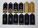 MILITARIA - Seis pares de platina da Marinha do Brasil, acessório para ser usado no ombro indicando o posto ou graduação; Contra-Almirante, Capitão-Tenente, Segundo Tenente, Guarda Marinha e 2 da Escola Naval. 14 x 6 cada.