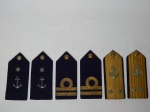 MILITARIA - Três pares de platina da Marinha do Brasil, acessório para ser usado no ombro indicando o posto ou graduação; Contra-Almirante, Capitão-Tenente e Escola Naval. 14 x 6 cada.
