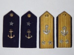 MILITARIA - Dois pares de platina da Marinha do Brasil, acessório para ser usado no ombro indicando o posto ou graduação; Contra-Almirante e Escola Naval. 14 x 6 cada.