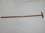 Bengala de madeira na forma de tronco. Comp. 88cm.