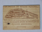 COLECIONISMO - Placa em pinho do paraná, utilizado nos moldes da construção do Estádio Municipal (Maracanã) em 1949. 15,5 x 9,5cm.