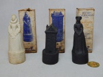 COLECIONISMO - Três garrafas miniatura de whisky em biscuit, distribuído em voo da primeira classe pela British Caledonian Airways, parte de conjunto de jogo de xadrez onde as peças escocesas são as pretas e as inglesas são as brancas: "Mary Queen of Scots" Alt. 13cm, "Queen Elizabeth" Alt. 14cm e "Scottish Tower House" Alt. 11cm. Década de 80. Embalagens originais no estado, vazias.