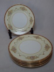 NORITAKE - Seis pratos rasos em porcelana japonesa, borda com esmaltagem bege, medalhões de buquê de flores circundado por volutas e acantos interligados por guirlandas, friso grená. Marcado no fundo. Diam. 26,5cm.