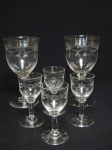 SAINT LOUIS - Quatro cálices para licor e 2 para vinho tinto, cristal francês lapidados com guirlandas de flores. uma de tinto com bicado. Alts. 13 e 8,5cm.