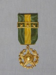 MILITARIA - "Medalha Militar" Concedida aos militares das Forças Armadas em reconhecimento aos bons serviços prestados durante o serviço ativo. Medalha e passador confeccionados em ouro 750mls. Peso15,2g e passador 3,2g. POR MOTIVO DE SEGURANÇA ESTE LOTE ENCONTRA-SE GUARDADO EM COFRE BANCÁRIO.