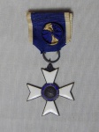 MILITARIA - "Ordem de Rio Branco" grau Cavaleiro, prata e esmalte, no centro a esfera armilar, inscrita no círculo de esmalte azul, a legenda Ubique Patriae Memor, no reverso as datas 1845-1912 ano do nascimento e morte do Barão do Rio Branco. Medalha destinada a galardoar os que, por qualquer motivo ou benemerência, se tenham tornado merecedores do reconhecimento do Governo Brasileiro, servindo para estimular a prática de ações e feitos dignos de honrosa menção.