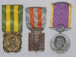 MILITARIA - Três medalhas: a) "Medalha Mérito Tamandaré" destina-se a autoridades, instituições e personalidades civis e militares que tenham prestado relevantes serviços na divulgação ou no fortalecimento das tradições da Marinha do Brasil. b) "Medalha do Pacificador" concedida pelo Comandante do Exército aos militares da Marinha, da Aeronáutica e aos membros de Forças Auxiliares que, pelos serviços prestados, se tenham tornado credores de homenagem especial do Exército. c) "Medalha Mérito Santos-Dumont" em prata, concedida pelo Comandante da Aeronáutica para homenagear civis e militares, brasileiros ou estrangeiros, por destacados serviços prestados à Força Aérea Brasileira ou em reconhecimento de suas qualidades e valor em relação à Aeronáutica.