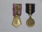 MILITARIA - Duas medalhas: a) "Medalha Mérito Marinheiro" metal, destina-se a reconhecer o mérito dos Oficiais e Praças da Marinha, em serviço ativo, que se distinguem pela exemplar dedicação à profissão e especial interesse no aprimoramento de suas atividades a bordo, quando em operações no mar. b) "Medalha de Serviços de Guerra" metal, concedida aos militares da Marinha do Brasil, ou aliadas, ou ainda a oficiais tripulantes da marinha mercante brasileira ou de aliados, por relevantes serviços prestados ao Brasil, em tempos de guerra, no mar ou em terra.
