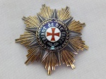 MILITARIA - "Ordem do Infante D. Henrique" Distintivo português, prata vermeil contrastada e esmalte, destina-se a galardoar serviços ligados a atividades ou estudos histórico-marítimos ou ao conhecimento e divulgação da expansão de Portugal no Mundo. Marca do fabricante Frederico Costa Lda - Condecorações R.S. Lisboa. Peso total aproximado 72g.