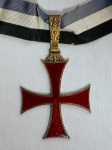 MILITARIA - "Ordem do Infante D. Henrique" grau Comendador, prata contrastada e esmalte, destina-se a galardoar serviços ligados a atividades ou estudos histórico-marítimos ou ao conhecimento e divulgação da expansão de Portugal no Mundo. Peso total aproximado 40g.