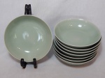 Oito bowls em porcelana chinesa celadon vitrificada em verde oliva. Ondulados moldados na pasta com sutil relevo. Selo no fundo. 4 x 7cm.