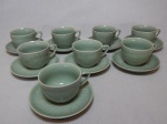 Oito xícaras e pires para chá em porcelana chinesa celadon, vitrificada em verde oliva, xícaras decoradas com figuras de peixes em sutil relevo. Total 7 x 13cm.