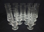 Onze flutes para champagne em cristal lapidado com caneluras. Quatro com bicados. Alt. 8cm.