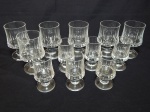Doze taças em demi-cristal lapidado com caneluras, sendo 6 para vinho branco, alt. 10cm; e 6 para vinho do Porto, alt. 8cm.