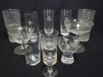 Onze copos e taças em cristal e vidro translúcido, diversos formatos e decorações. Alt. maior 14cm, menor 8cm.