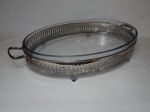 Forma em vidro refratário da manufatura Colorex, base em metal prateado gradeado. Total 8 x 48 x 30cm.
