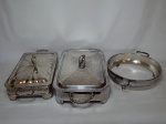 Três  porta pirex sendo 2 com tampa e 1 redondo, metal espessurado a prata. Desgastes. 40 x 21 - 35 x 17 e diam. 23cm.