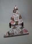 Seis pratos para pizza em plástico rígido, decoração policromada com temática de caixas de pizza. 29 x 23cm.