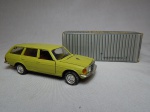 Réplica miniatura do automóvel Mercedes-Benz 240TD, lançada pela manufatura Conrad, escala 1:35, numeração 3065, Alemanha.Metal esmaltado.  Acondicionado em embalagem original. Falta 1 roda. Comp. 13cm.